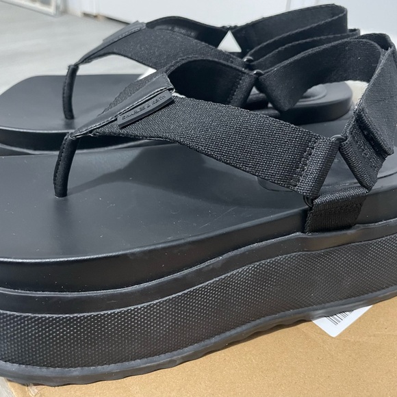 CHARLES & KEITH thong Sandals - Picture 4 of 6